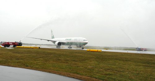 Veľkolepé uvítanie „water salute“ nového Boeingu na viedenskom letisku