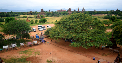 Autobusová zastávka - Bagan - Mjanmarsko - EVA Air