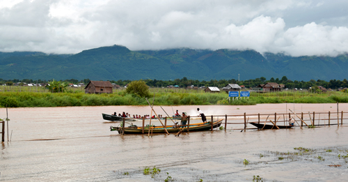 Oprava plotu - hotel Paramount Inle Resort - jazero Inle - Mjanmarsko