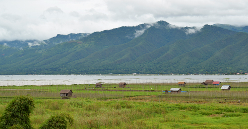 Scenéria obydlí na jazere Inle - Mjanmarsko