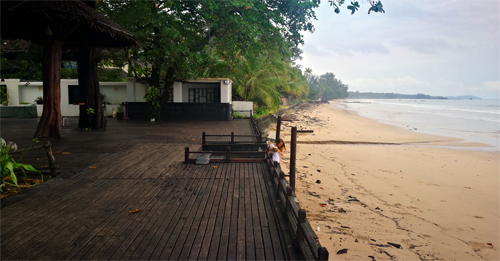 Pláž pred hotelom Thande Beach - Mjanmarsko